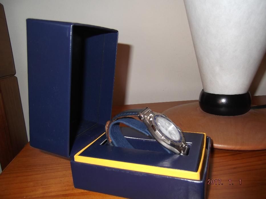 Relógio NAUTICA, semi novo, azul com fundo branco.