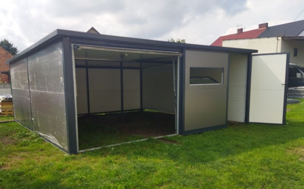 Garaż z płyty warstwowych 5,8 x 5,8m.