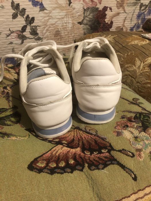 Кросівки жіночі,