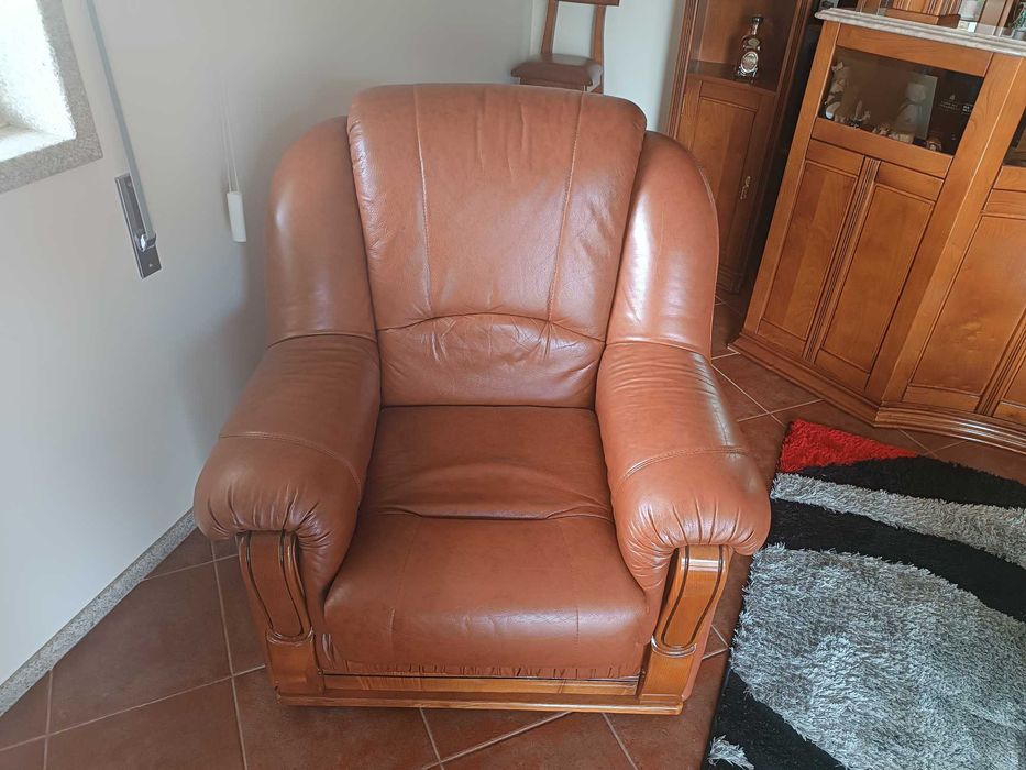 Sala com sofás, bar e móveis