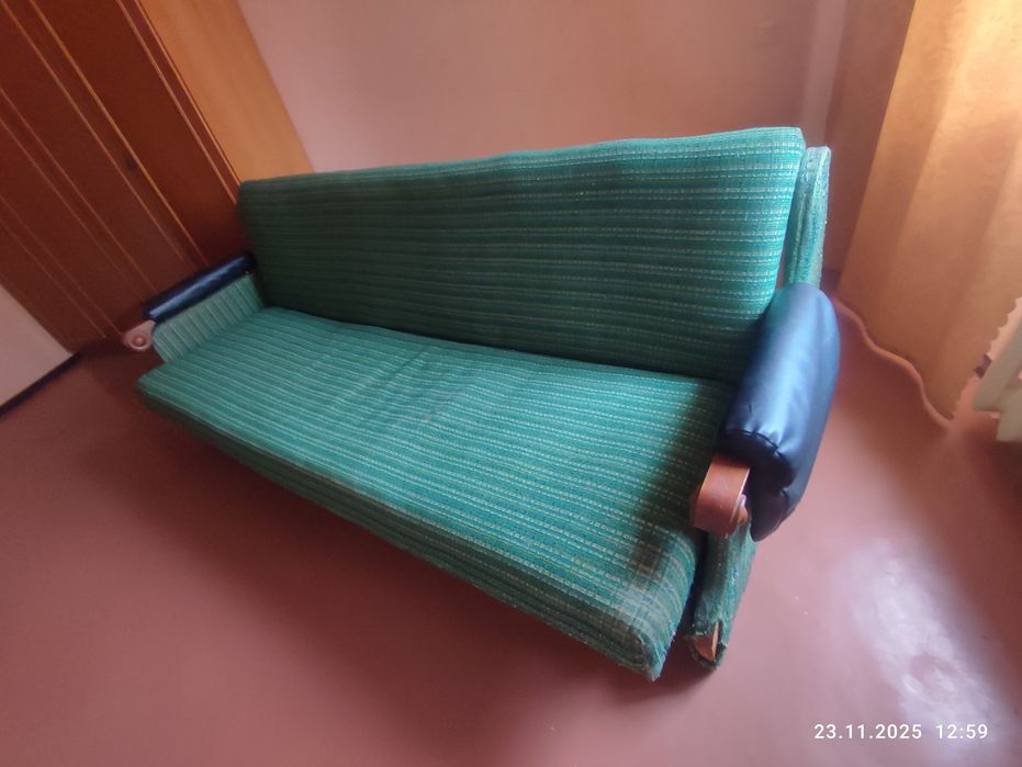 Продам диван на дачу