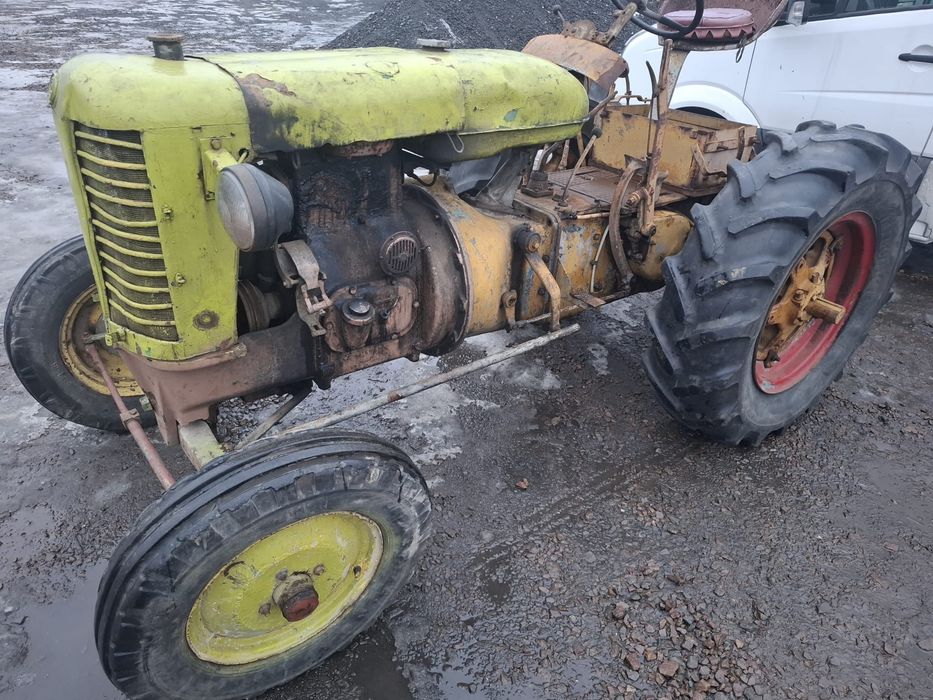 Stary traktor Zetor 25