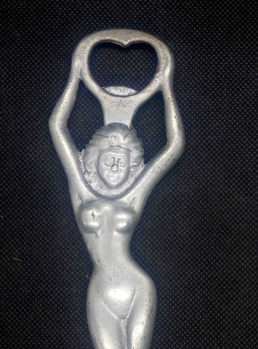 Открывалка времен ссср в форме девушки. Открывалка ню.