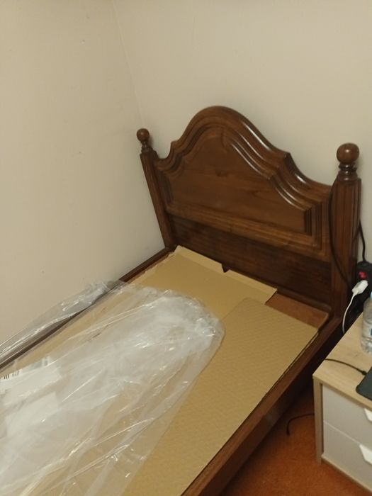 Cama solteiro de madeira + colchão