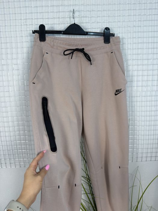 Жіночі спортивні штани nike tech fleece