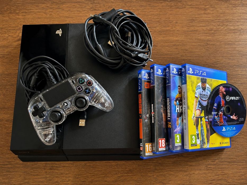 PlayStation 4 (PS4) + Comando + Pack de 5 Jogos + Cabos — Pronta a Jog