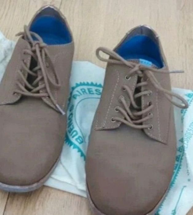 Sapato azul e sapato bege