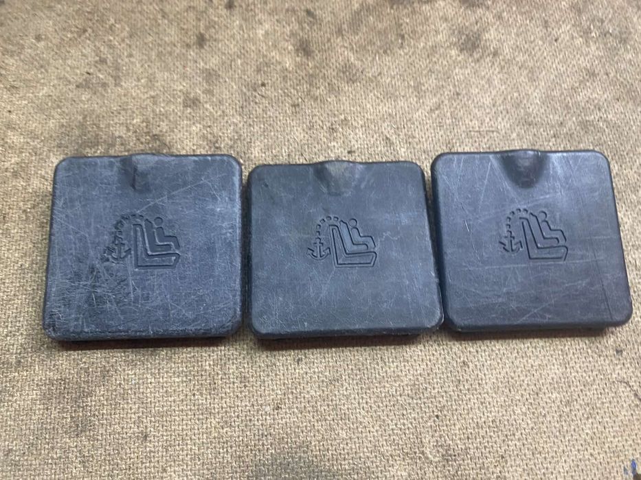 Заглушки кріплення дитячого крісла для Тойота Авенсіс т25 в салон