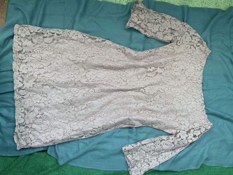 Платье из кружевной ткани пудрового цвета