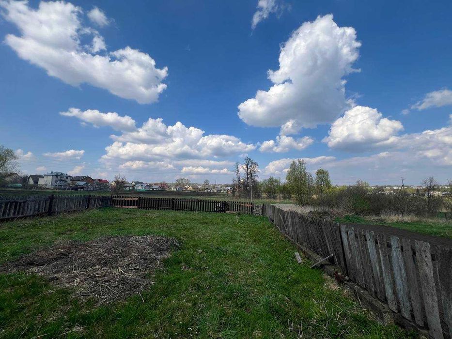 Продається будинок із земельною ділянкою у с. Підпечери