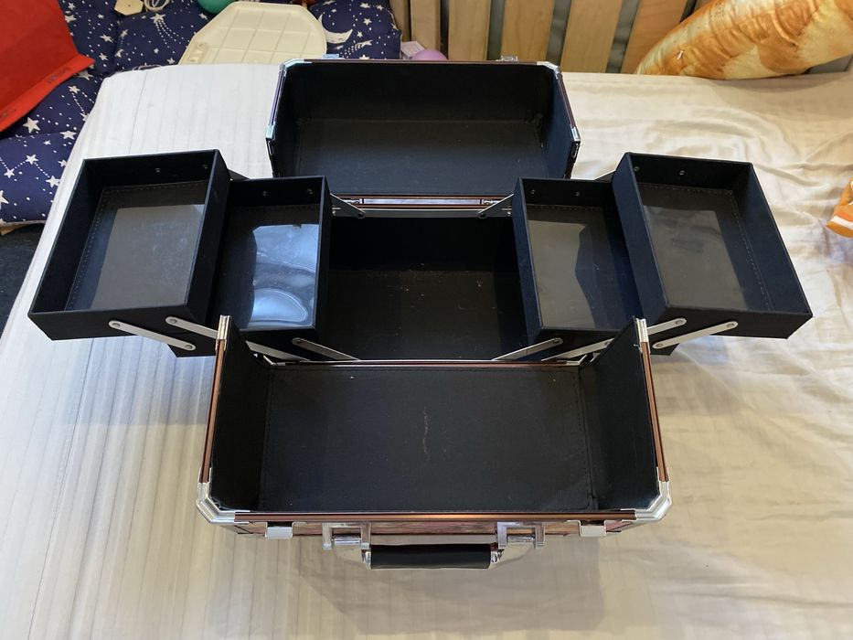 Стильний б’юті-кейс / косметичний чемоданчик