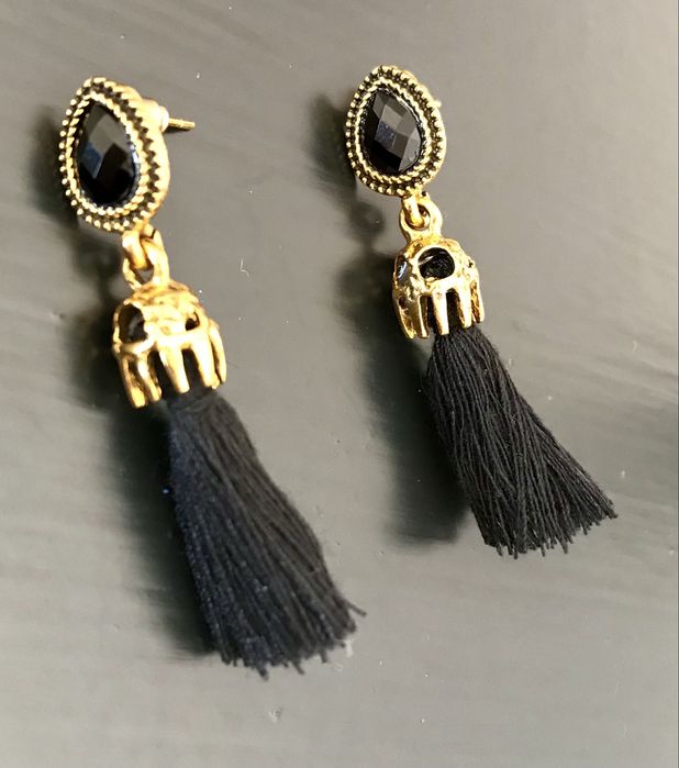 Brincos vintage pretos e dourados