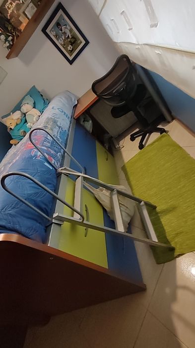 Vendo quarto solteiro em bom estado,+colchão, prateleiras