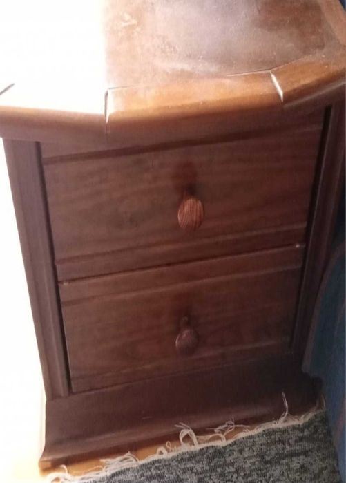 Cama de solteiro com estrado e mesa de cabeceira