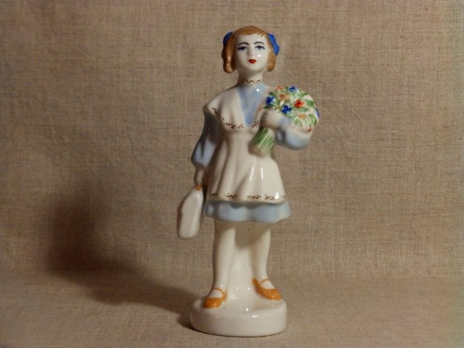 Статуэтка "ПЕРВОКЛАССНИЦА Девочка Школьница" Барановка фарфор СССР