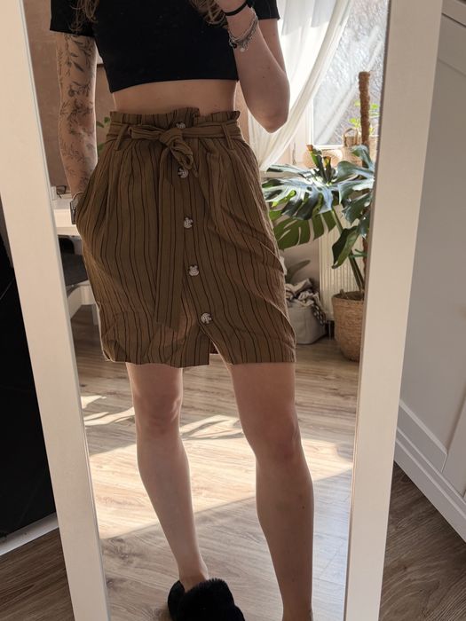 brazowa spodniczka do kolan