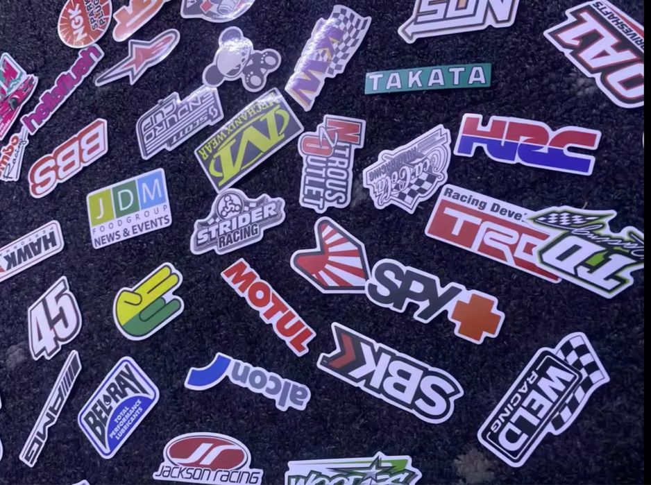 100 autocolantes marcas corridas (motas e carros)