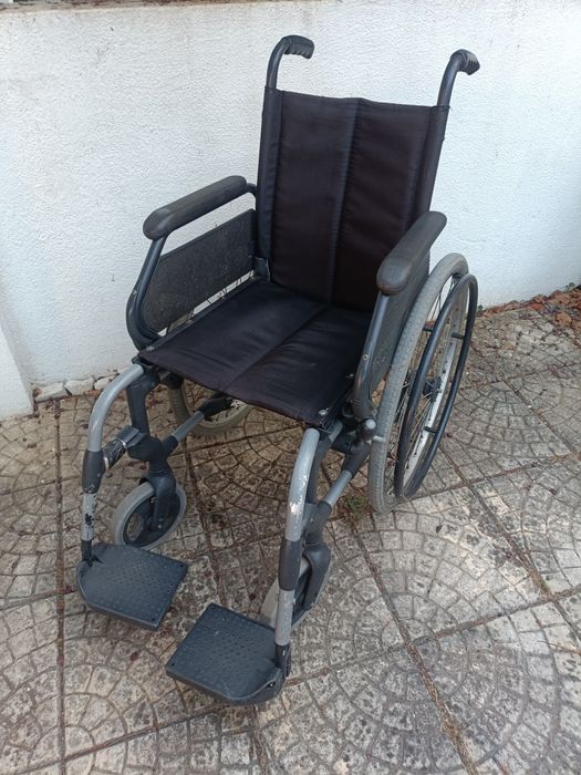 São duas cadeiras de rodas e razoável estado de conservação