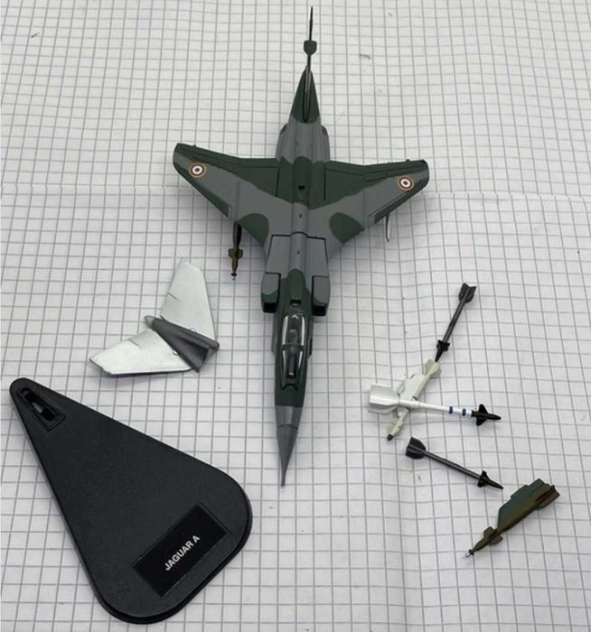 Модель літака іграшкова SEPECAT Jaguar A 1:100 металева