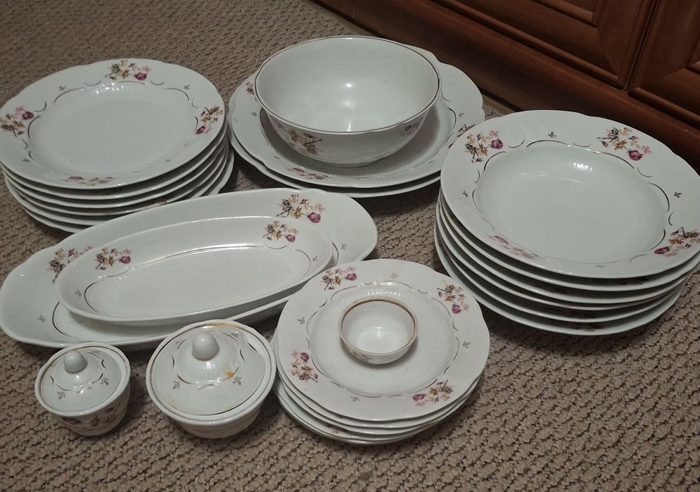 Набір парцелянового посуду з ніжним візерунком!