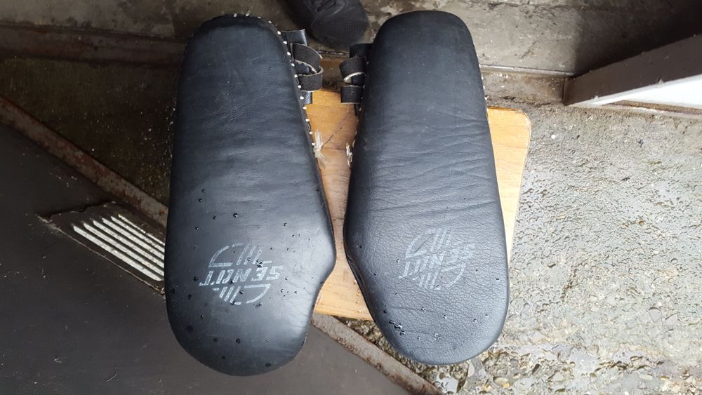 Боксерські лапи та рукавчки боксерські.