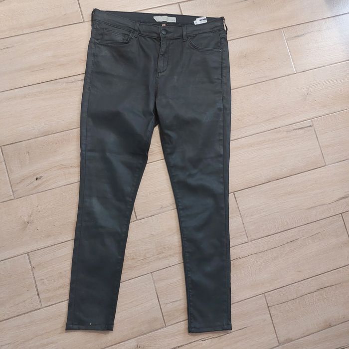 Czarne spodnie z woskiem marki Topshop, rozmiar W32 L34
Pas na płasko 2x40 cm.
Długość nogawki 92 cm.
68 % bawełna 
28 % poliester
4 % elastan