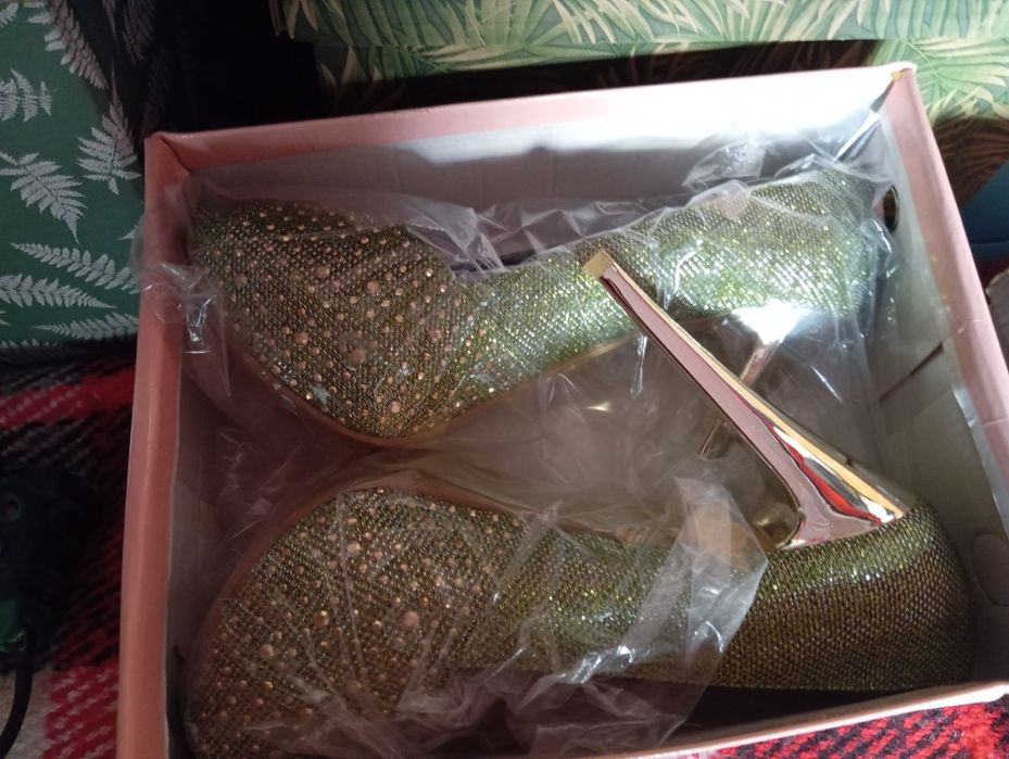 Kilka pudełek nowych butów damskich