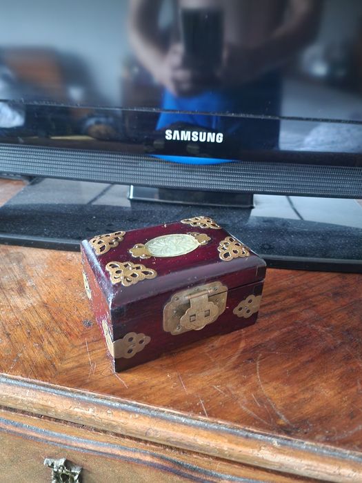 Caixinha de jóias pequena em madeiira