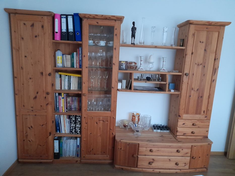 Meblościanka z drewna.