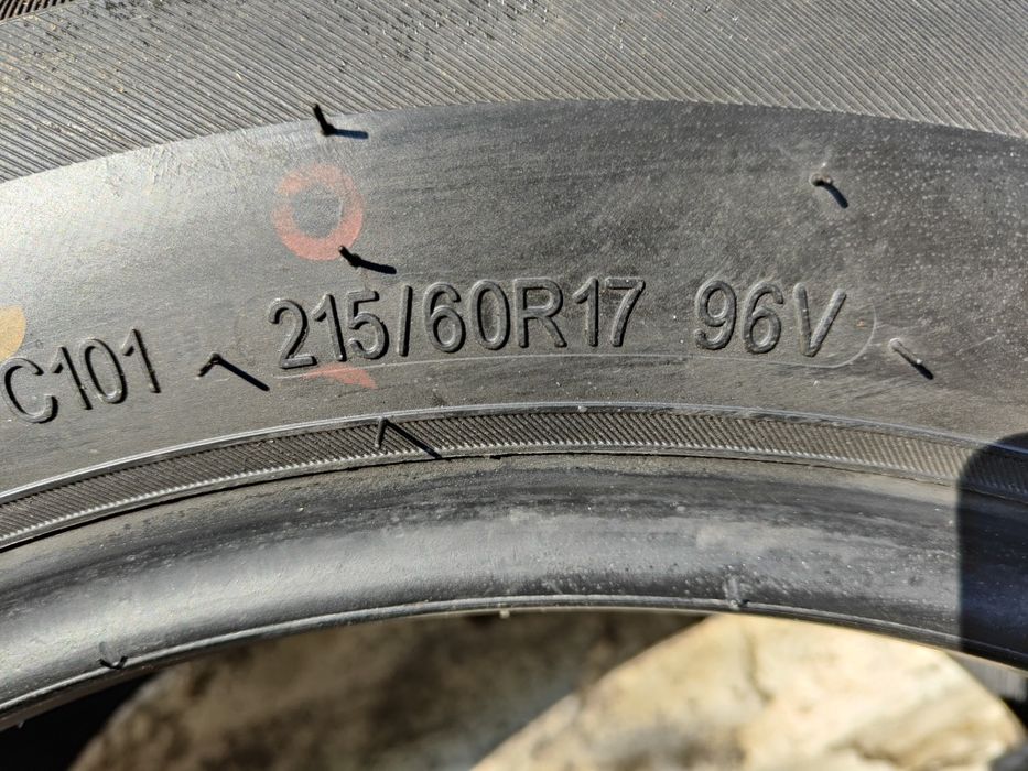 Резина 215 60 17 . 2022 года. 8 мм протектор