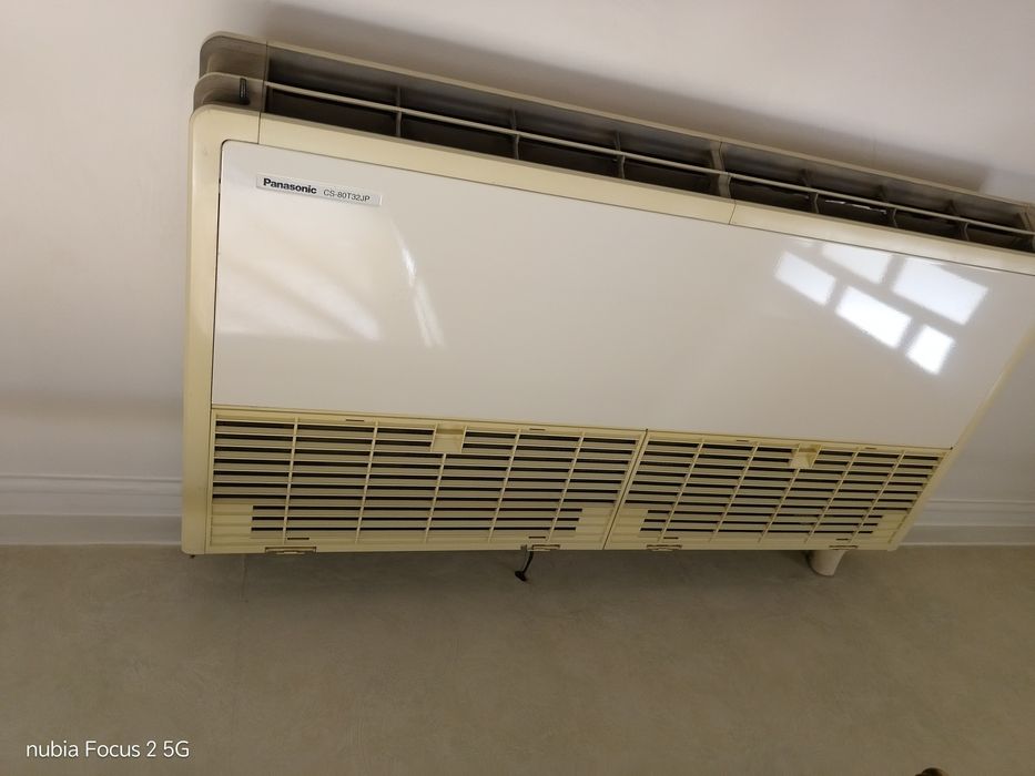 Dois aparelhos de ar condicionado aparelho mais turbína.