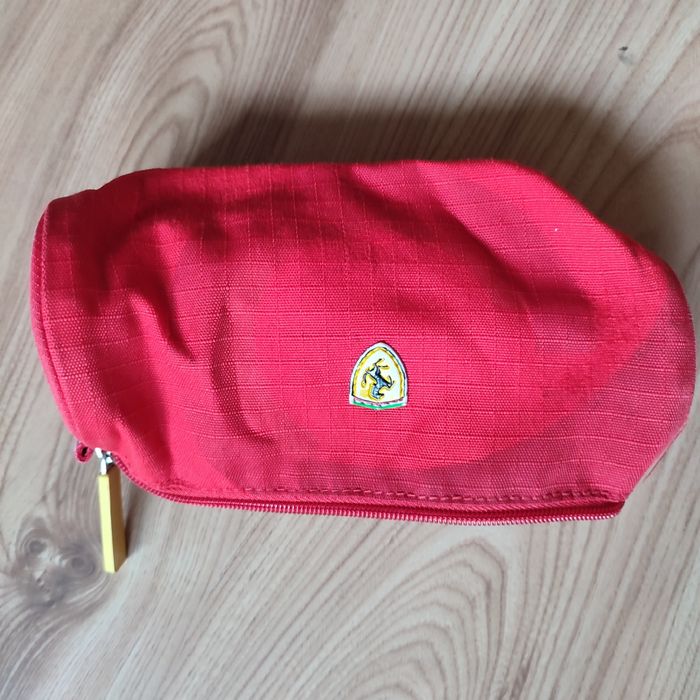 Piórnik Ferrari
Używany, stan zadowalający. Popisany i poplamiony w śr