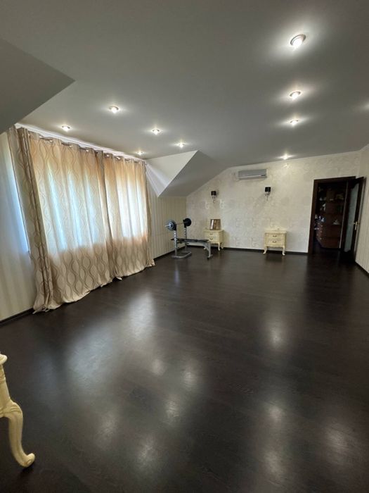 Будинок в сучасному стилі. Дніпршосе. Район новобудов в лісовій смузі