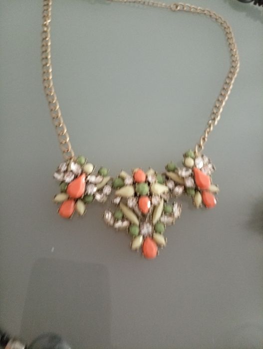 2 colares: Vintage art deco statement dourado com pedras e cristais facetados e Colar estilo Boho em tons de cinza e preto
