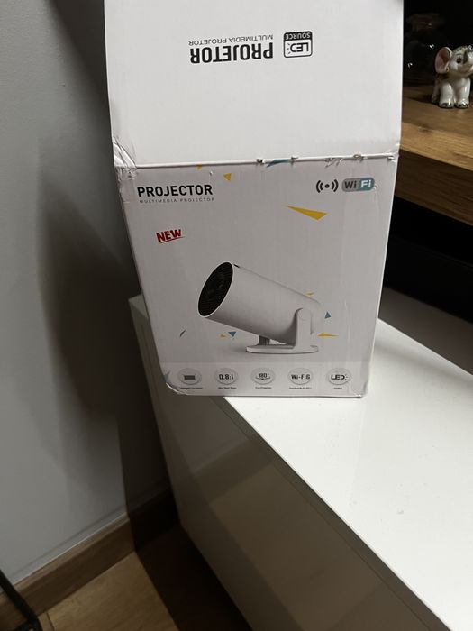Projektor bialy kolor