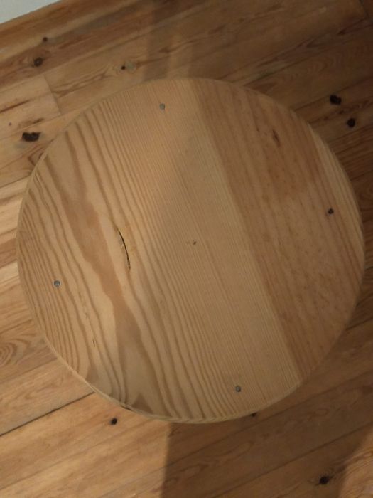 Camilha redonda em madeira.