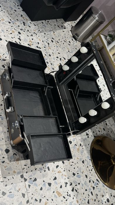 Мобільна косметична станція  валіза візажиста гримерний стіл косметична валіза чемодан візажиста