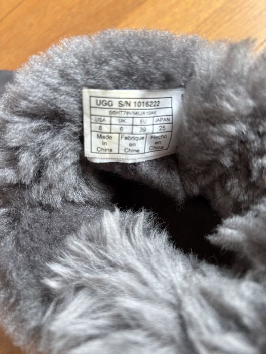 Ugg сірого кольору