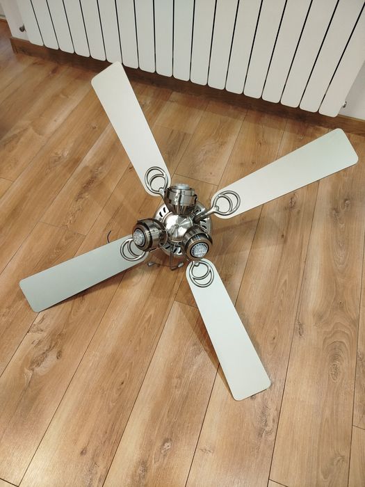 Żyrandol z wiatrakiem srebrny.