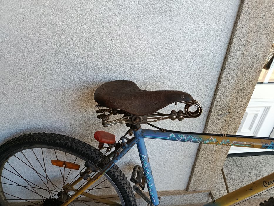 Bicicleta antiga com assento muito antigo