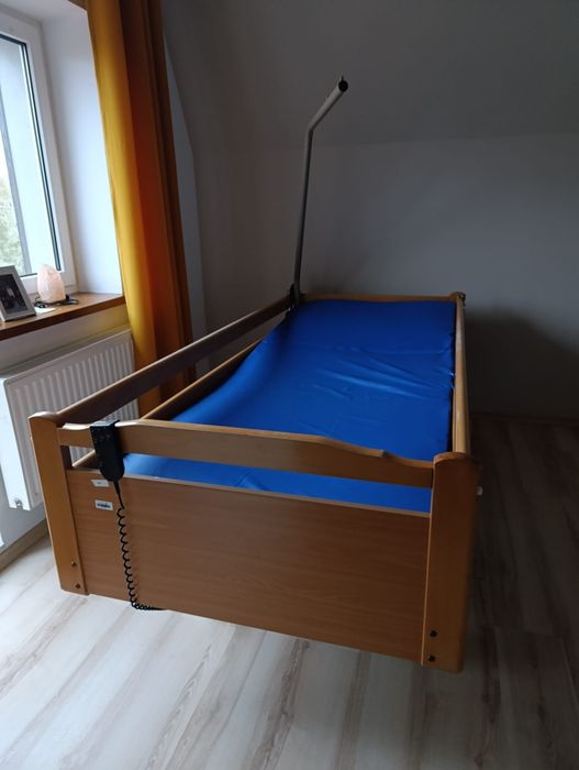 Łóżko rehabilitacyjne elektryczne dla chorego: barierki, pilot, matera