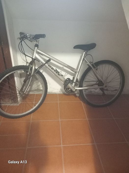 Bicicleta usada mas a funcionar bem