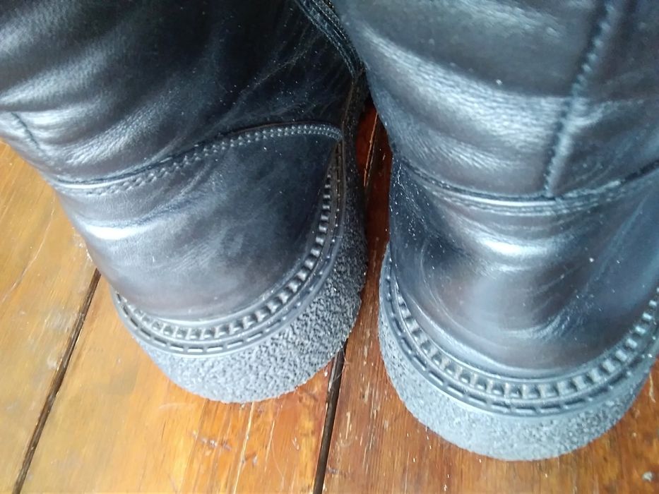 Шкіряне  взуття . Якісне ,гарний стан.