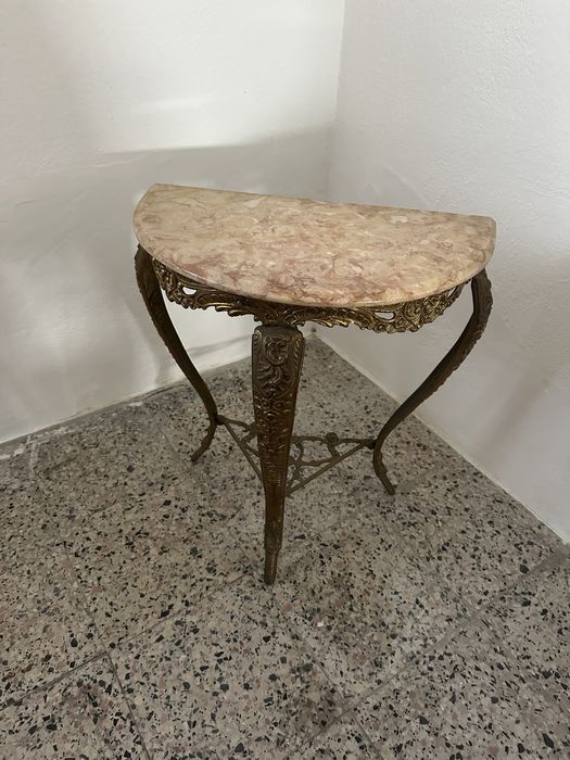 Mesas de apoio com tampo de mármore