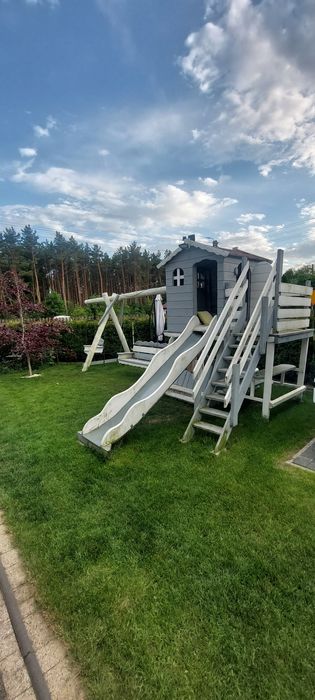 Plac zabaw z huśtawkami i piaskownicą