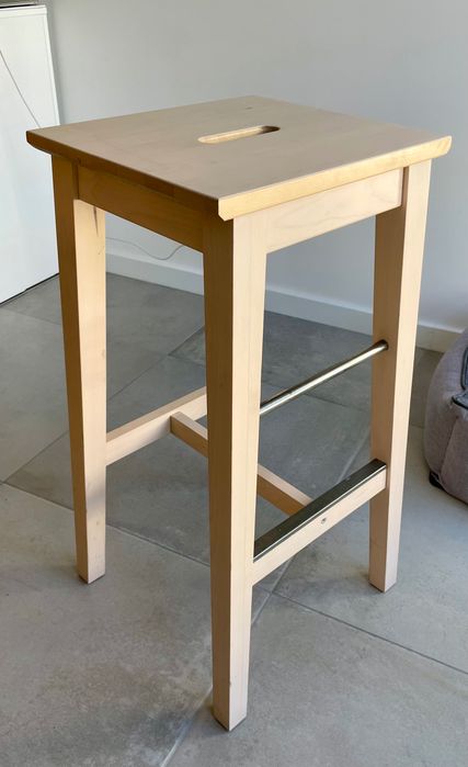 Conjunto de mesa alta com bancos e cadeira