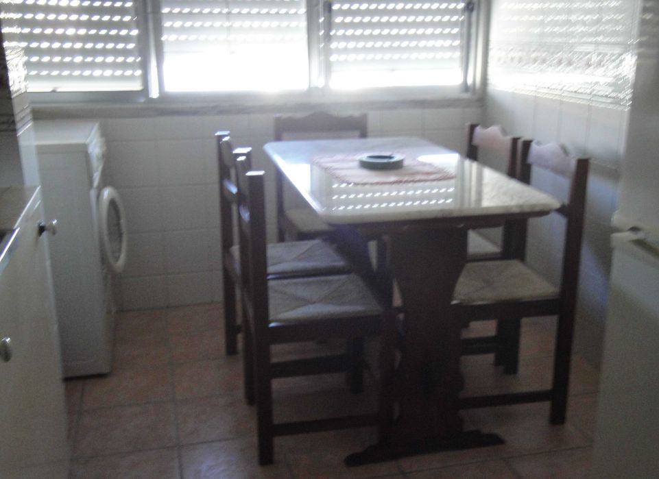 Arrenda-se apartamento mobilado T2, estudantes ou casal, a 10 minutos do centro de Lisboa, junto ao metro de Odivelas. Área calma bons espaços verdes.