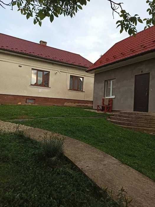 Продаж двох цегляних будинків із санвузлом 168м2 + 61сот землі