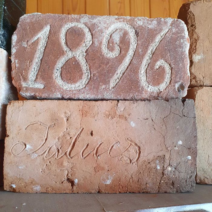Stara cegła z napisem  szklana sygnowana