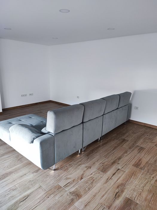 Sofá de 4 lugares cinzento